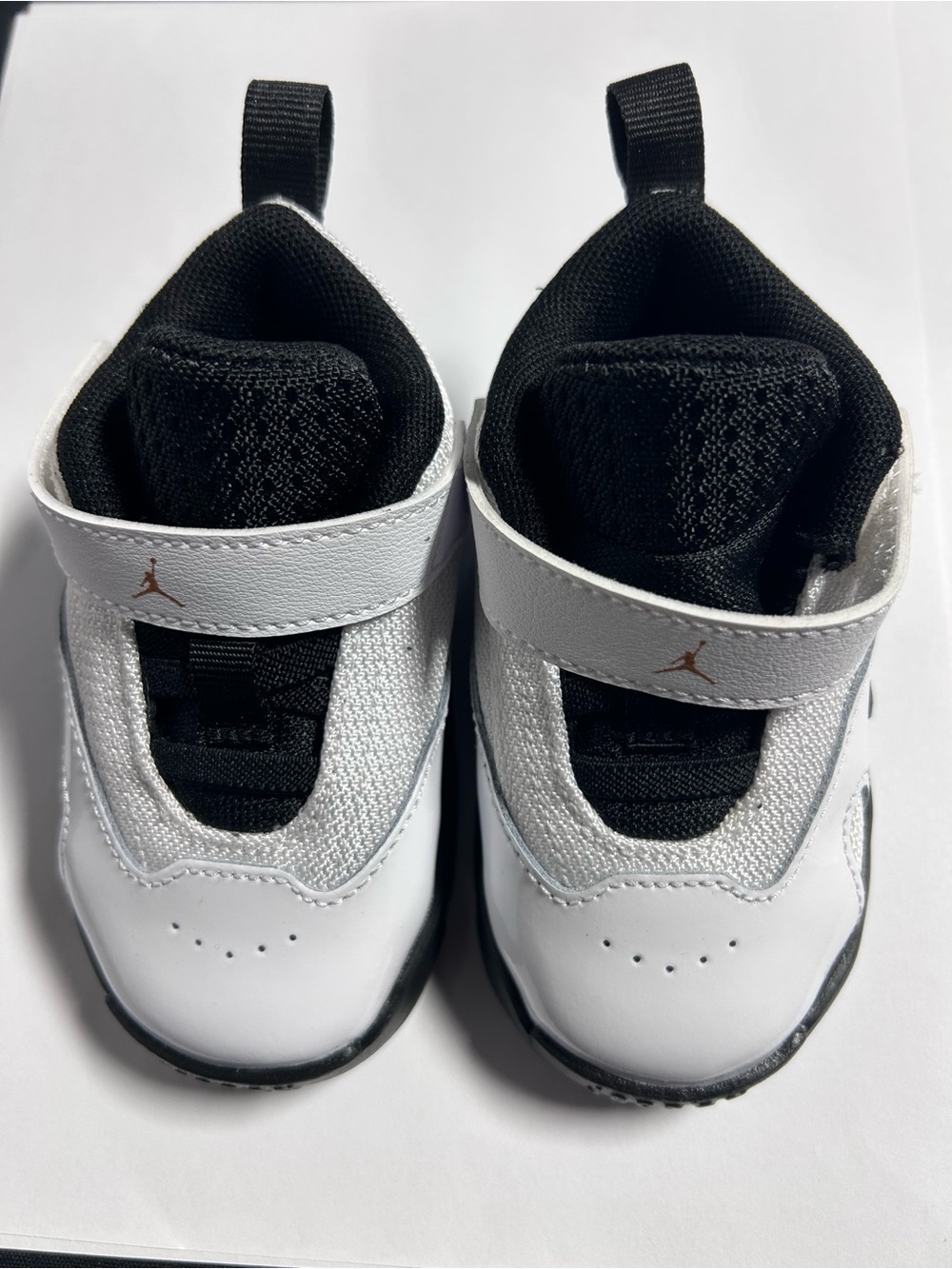 NWOB Jordan Max Aura 6 Baby/Toddler Shoes in White/Black/Metallic Gold 4C
